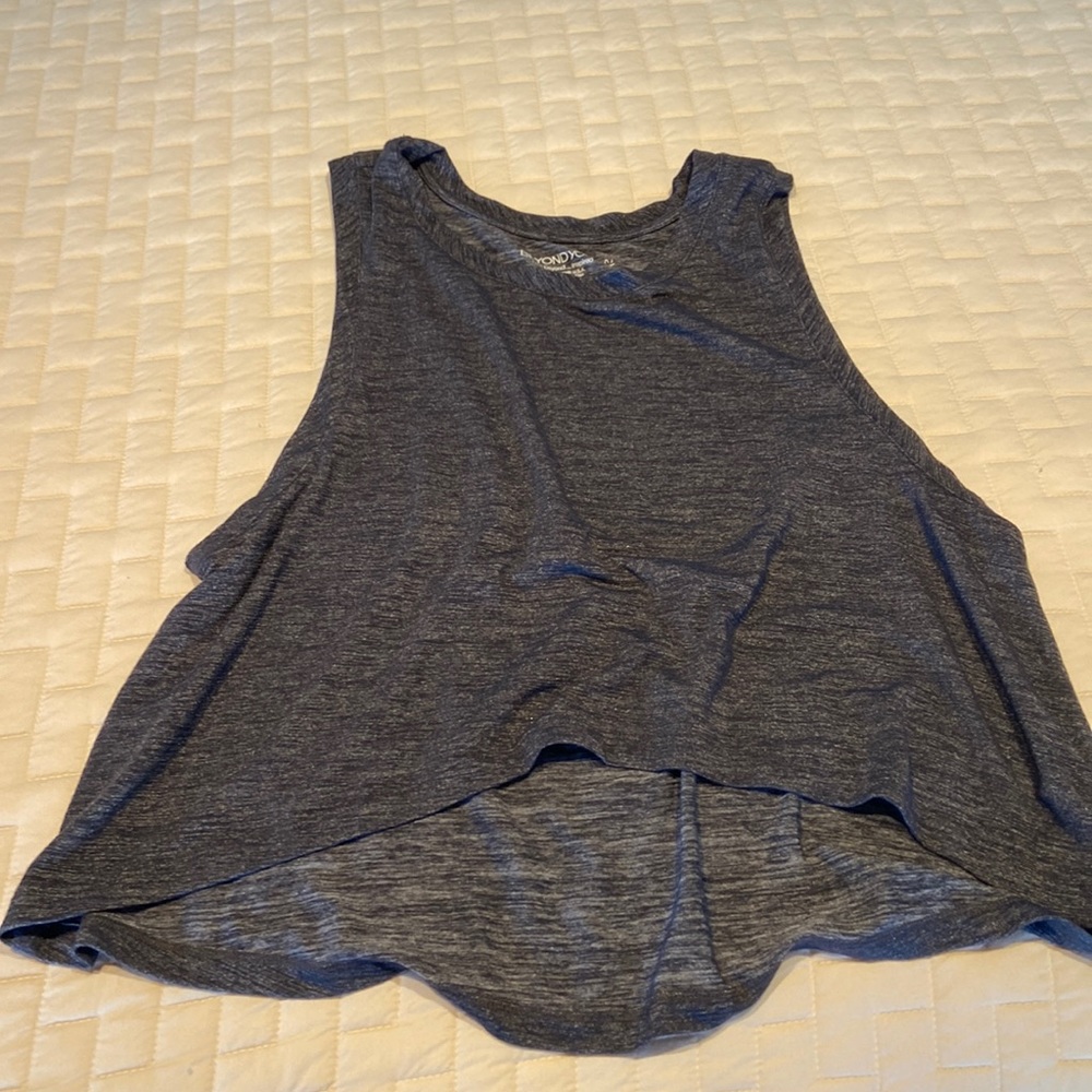 Yoga crop tee in a metallic grey